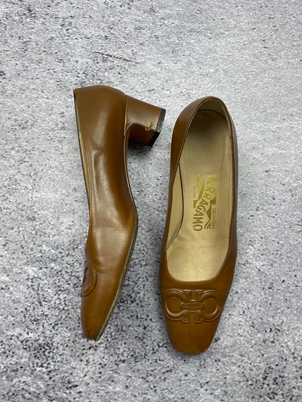 Salvatore Ferragamo skórzane czółenka Vara – szpilki r. 39,5
