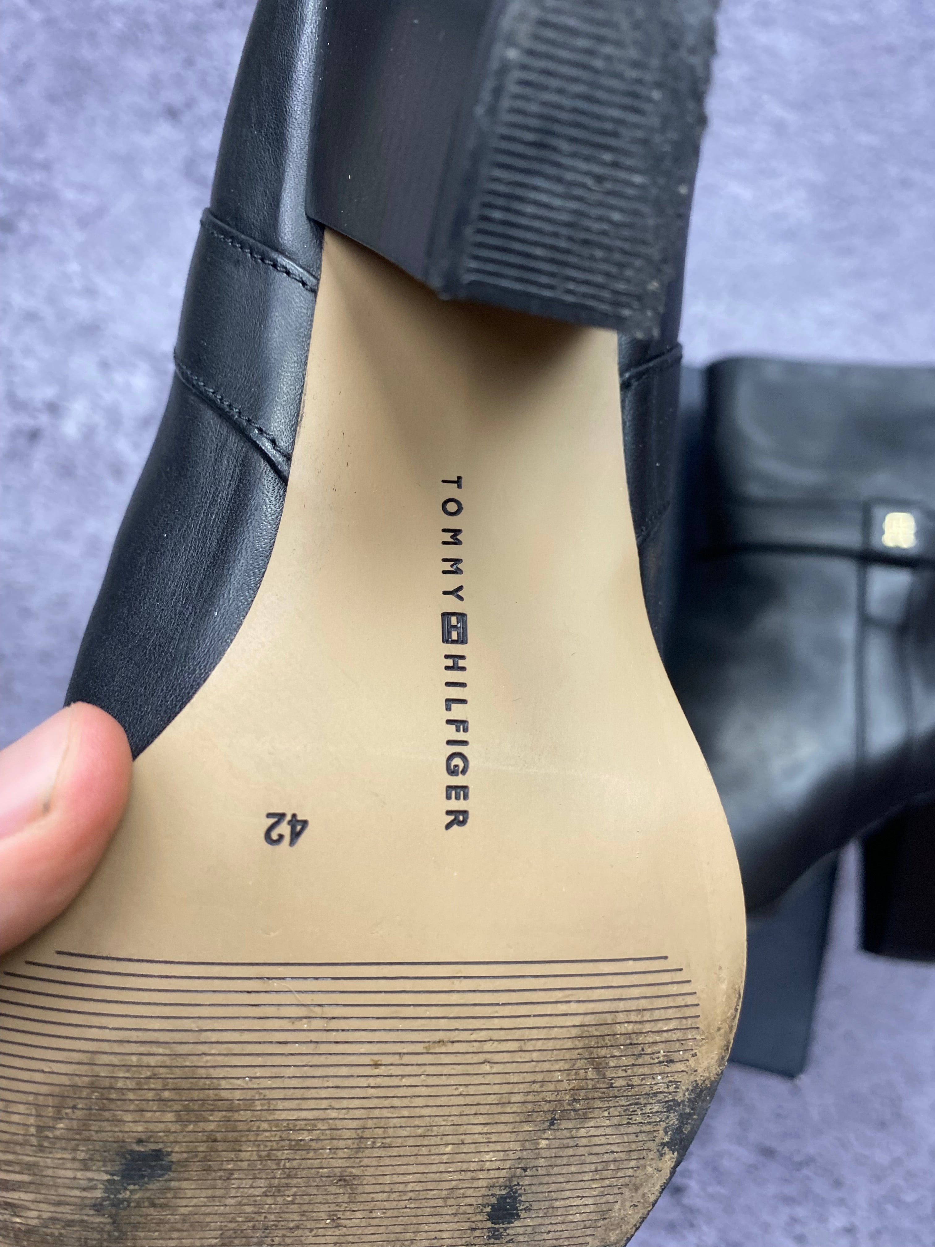 Tommy Hilfiger – leather heeled ankle boots size 42