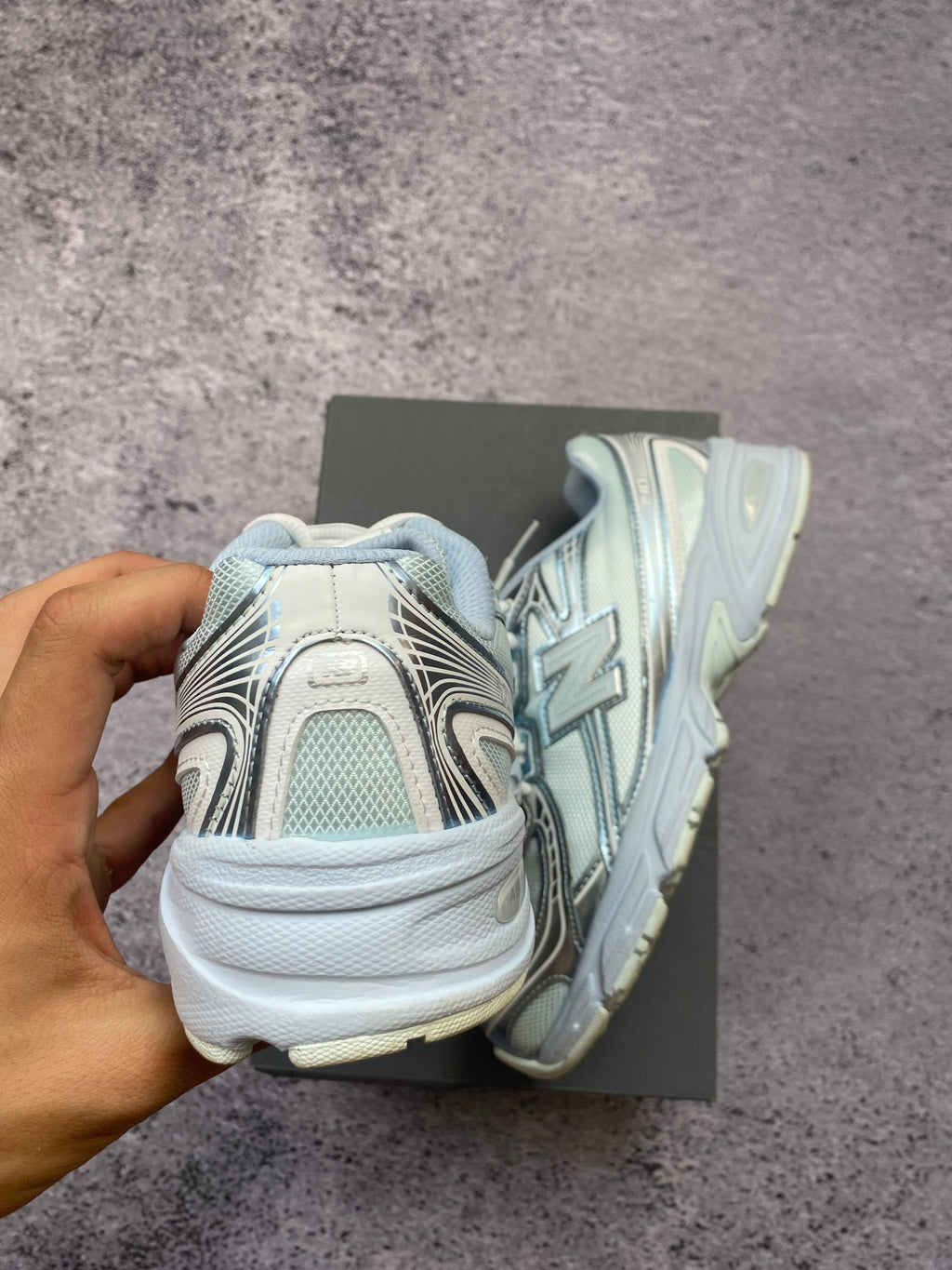 New Balance 740 biało-srebrne sneakersy sportowe r. 40