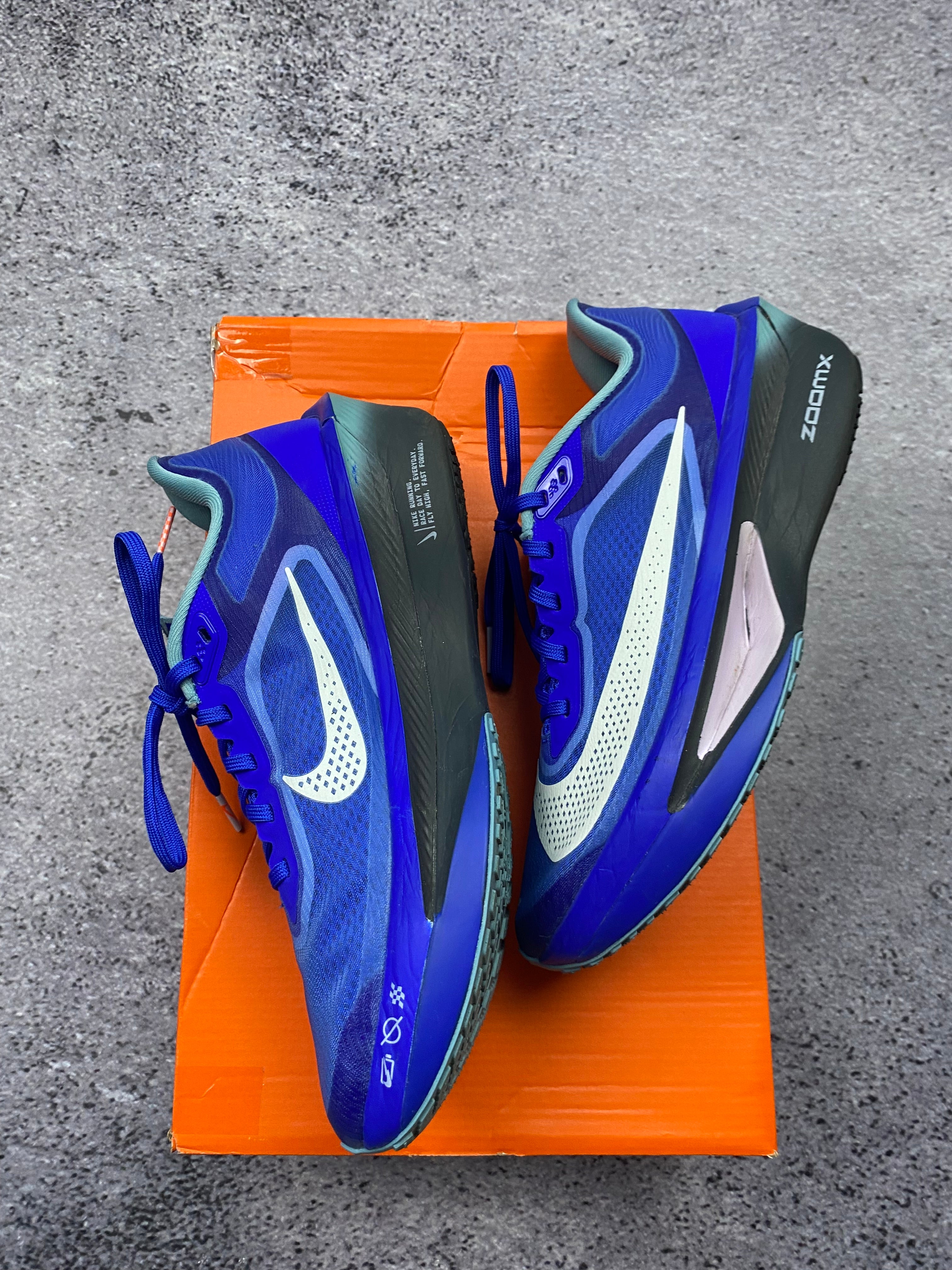 Nike ZoomX Invincible Run Flyknit niebieskie buty do biegania r. 40