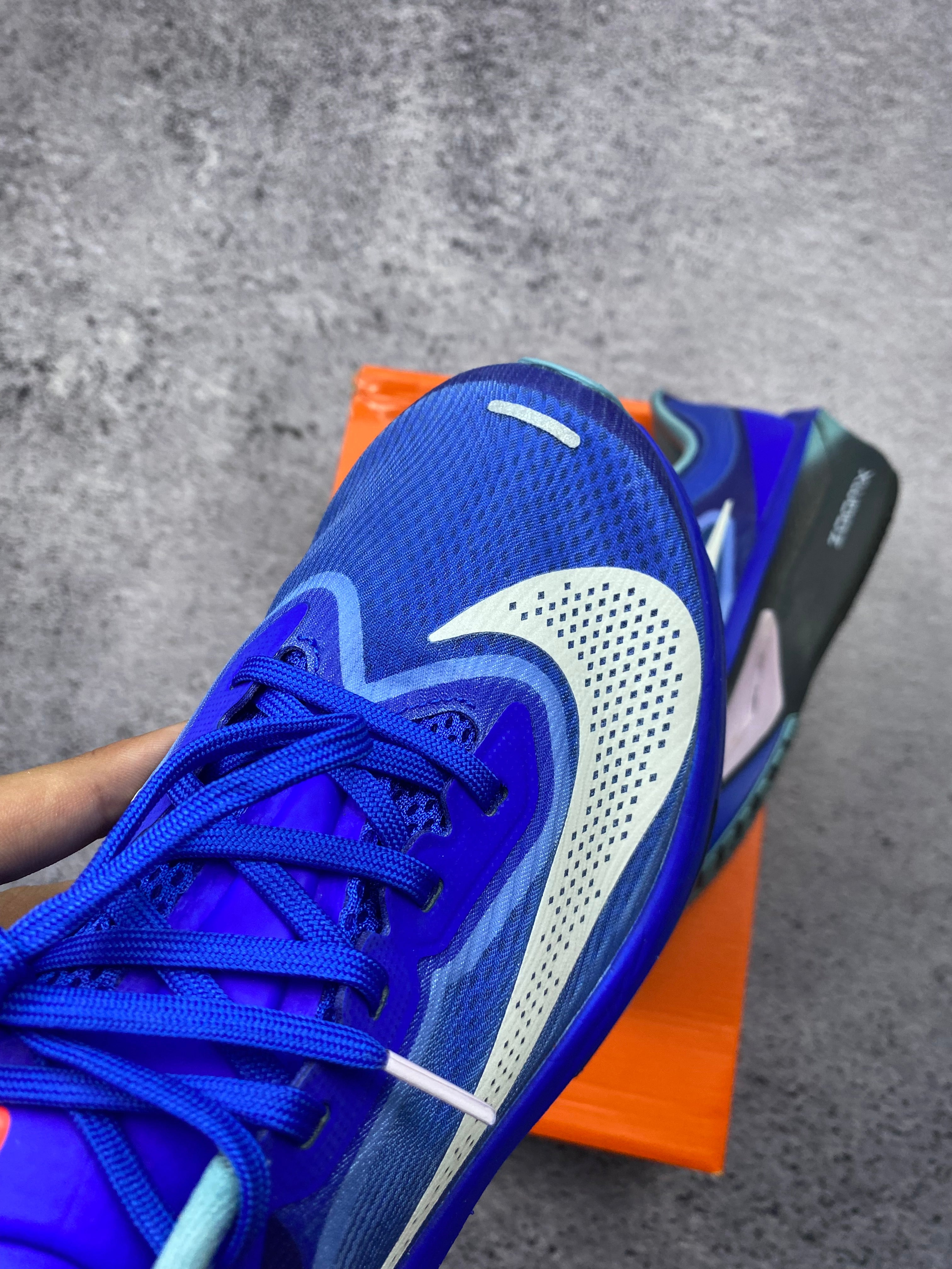 Nike ZoomX Invincible Run Flyknit niebieskie buty do biegania r. 40
