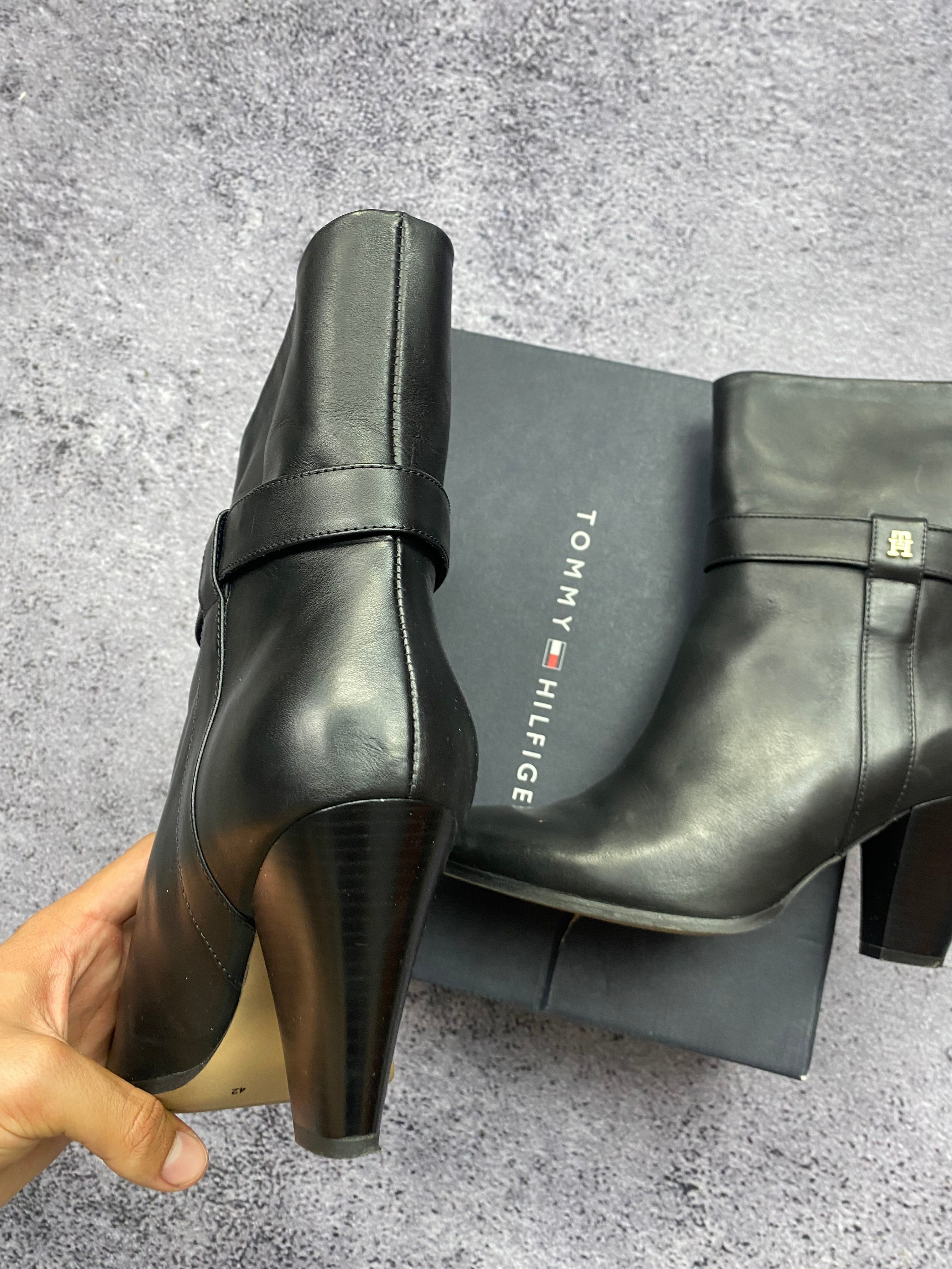 Tommy Hilfiger – leather heeled ankle boots size 42