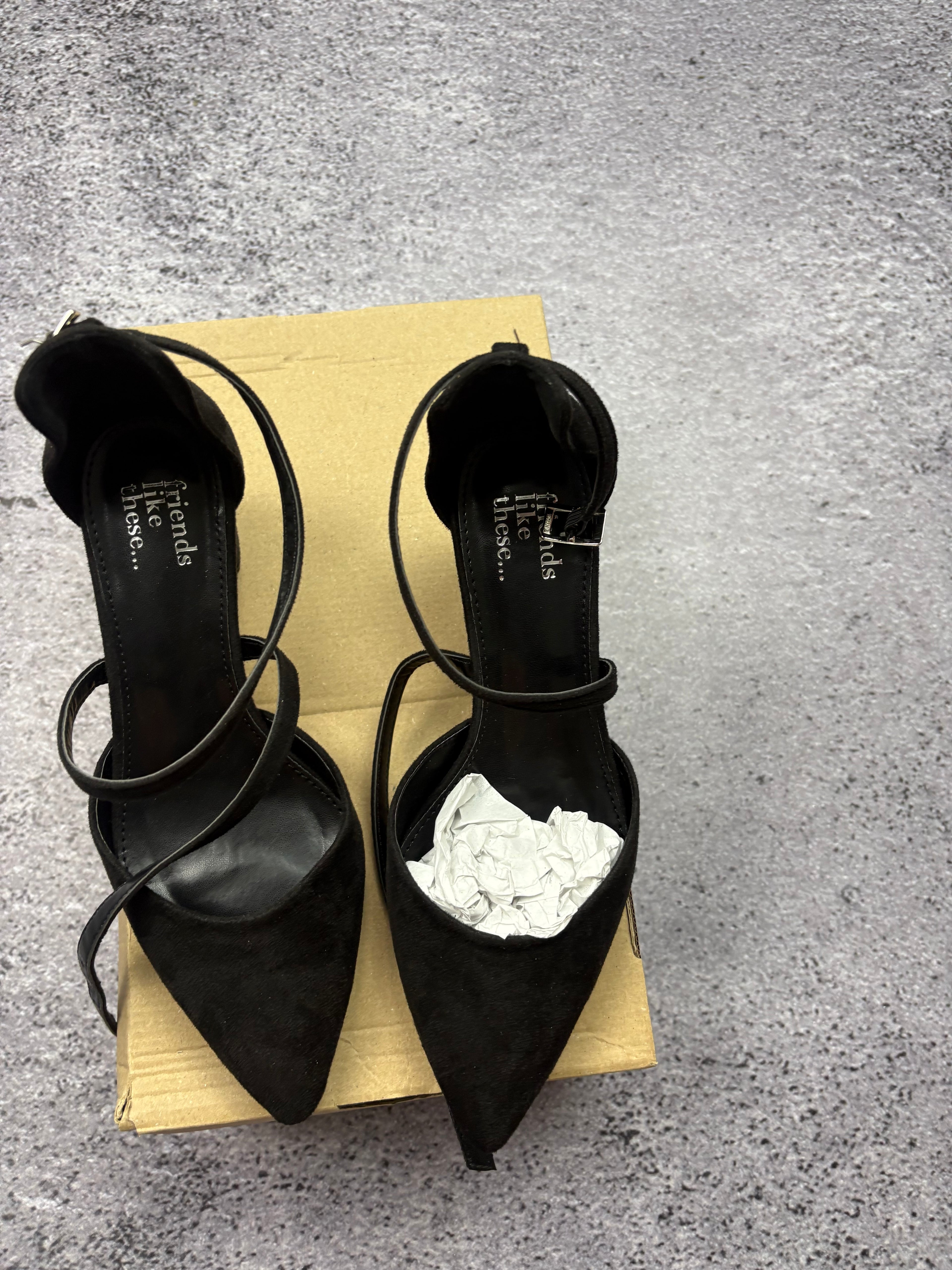 Friends Like These Black Lace Up Block Heel Pumps – czółenka na słupku wiązane czarne EU 39