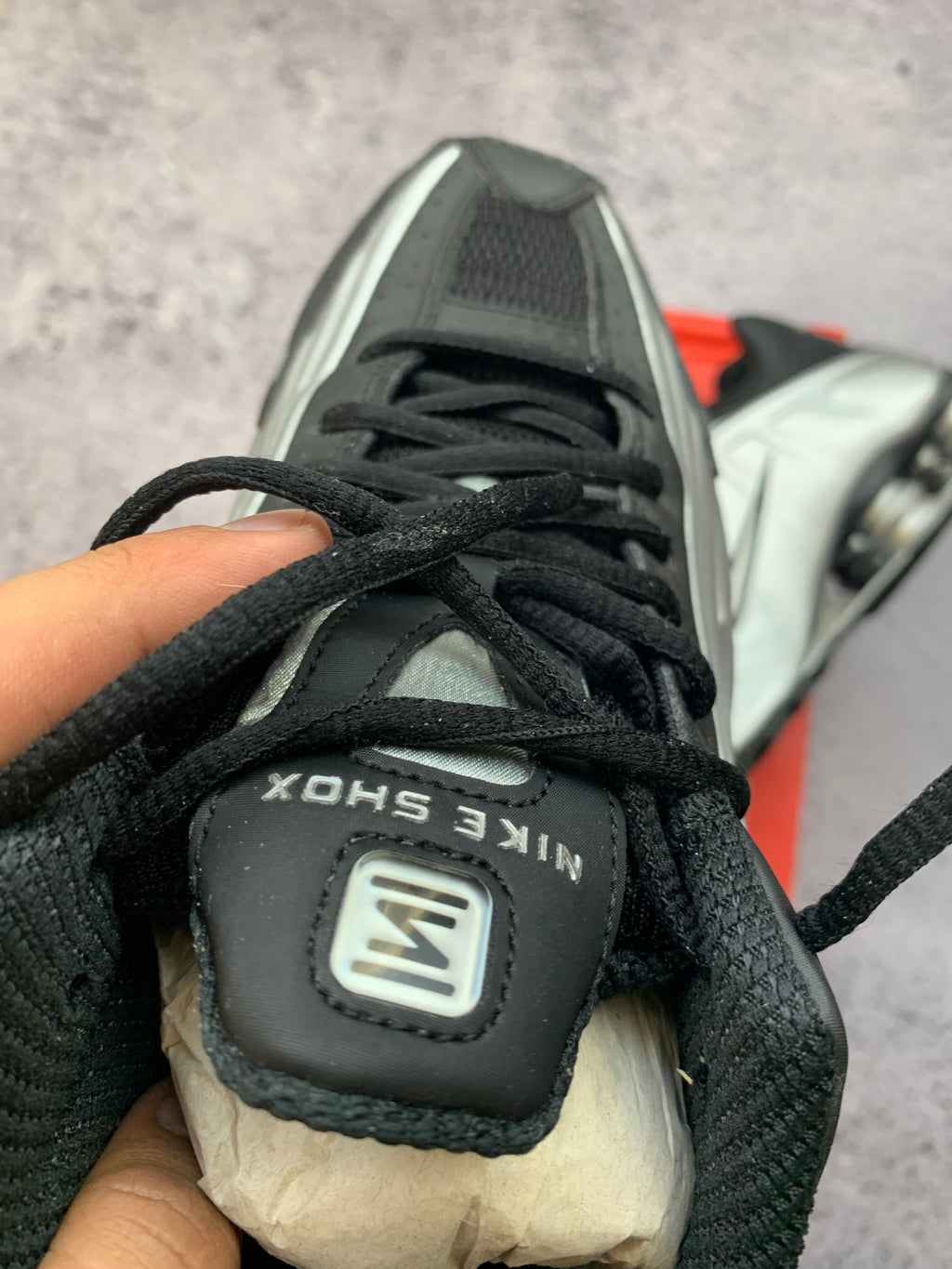 Nike Shox R4 Metallic Silver – sneakersy lifestyle r. 44,5