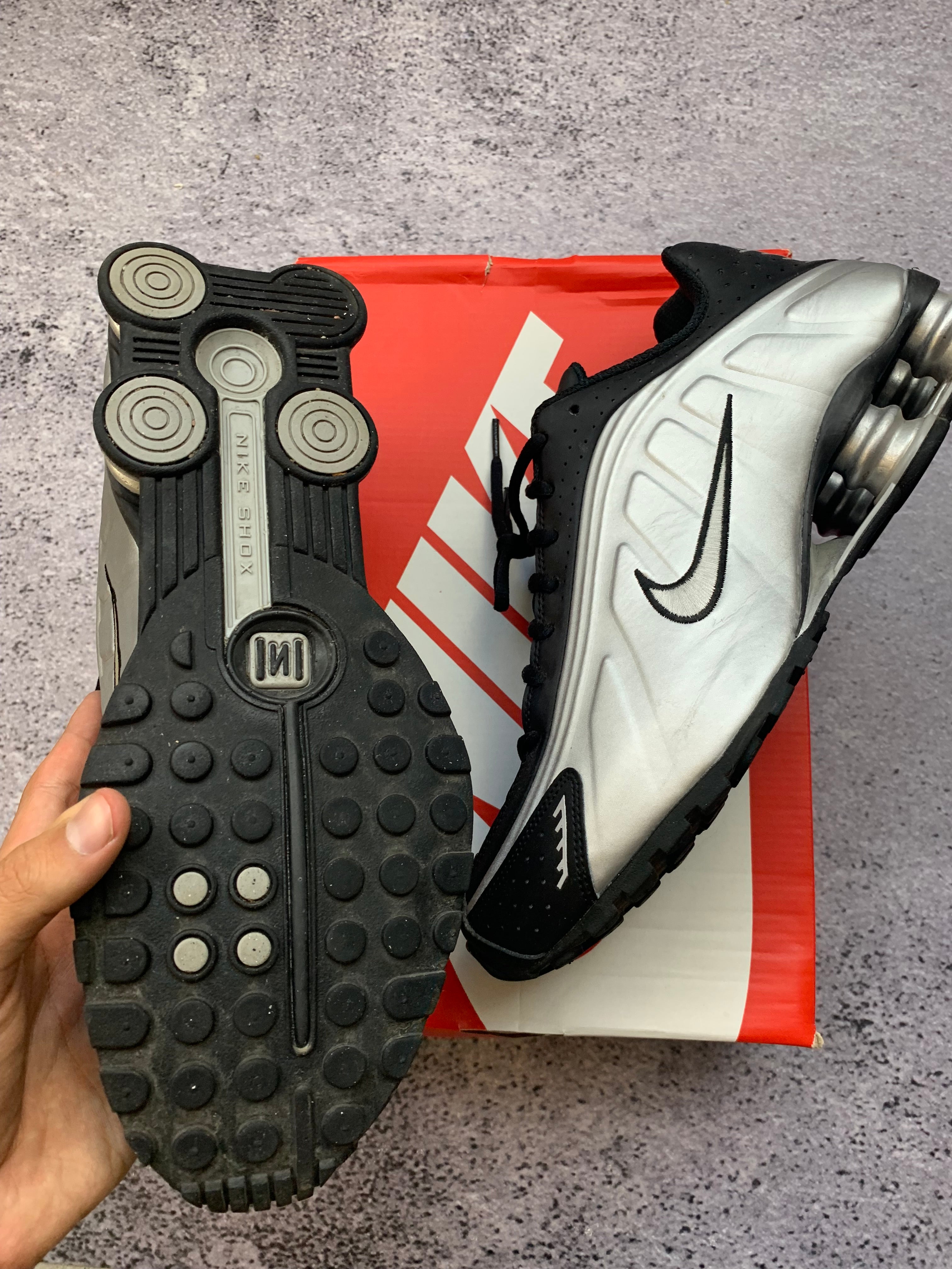 Nike Shox R4 Metallic Silver – sneakersy lifestyle r. 44,5