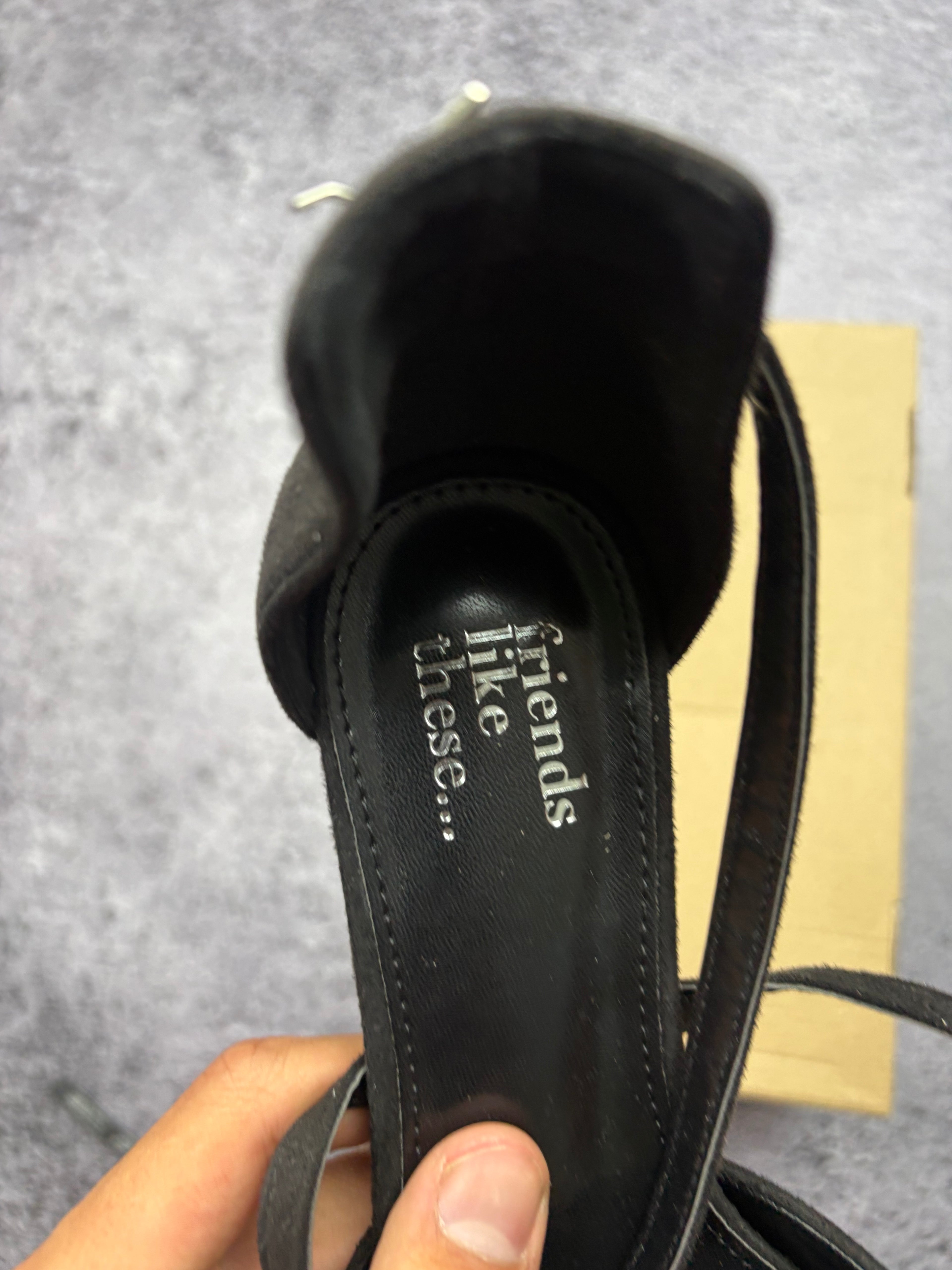 Friends Like These Black Lace Up Block Heel Pumps – czółenka na słupku wiązane czarne EU 39