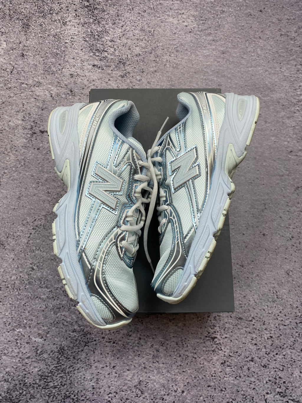 New Balance 740 biało-srebrne sneakersy sportowe r. 40